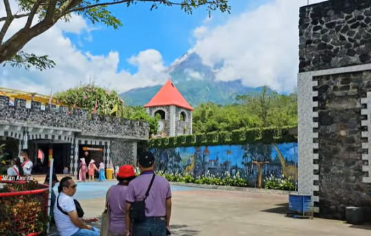 Bak Negeri Dongeng di Gunung Merapi, Ini Potret  The Lost World Castle Kaliurang