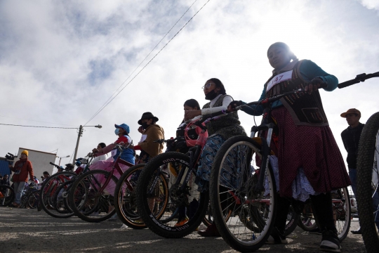 Potret Seru Wanita-Wanita Pembalap Sepeda Cholitas di Bolivia