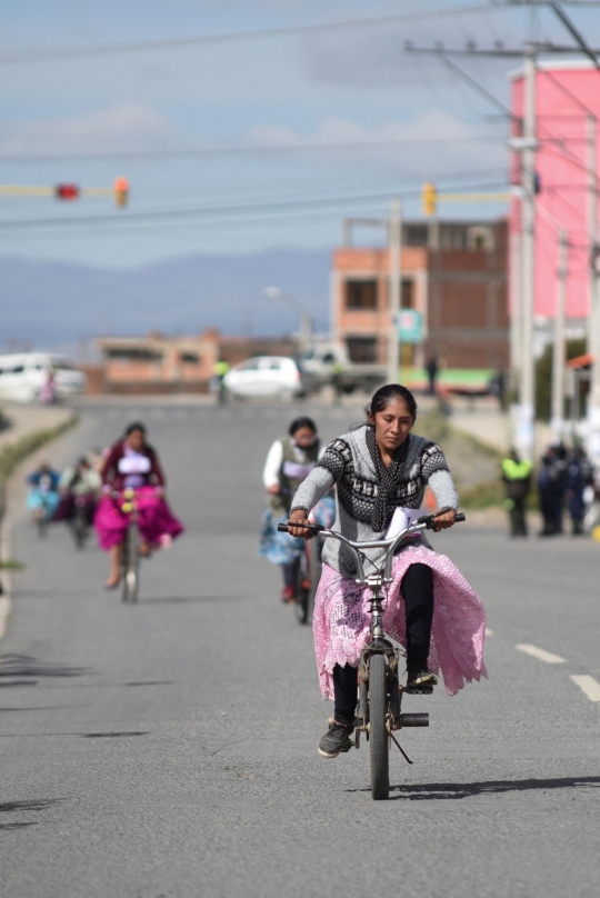 Potret Seru Wanita-Wanita Pembalap Sepeda Cholitas di Bolivia