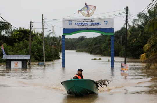 Relawan Ini Tanpa Lelah Selamatkan Hewan Ternak dan Kucing dari Banjir Parah Malaysia