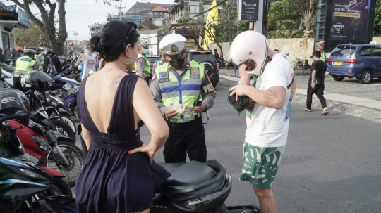 Ekspresi Bule-Bule di Bali Kena Tilang karena Melanggar Lalu Lintas