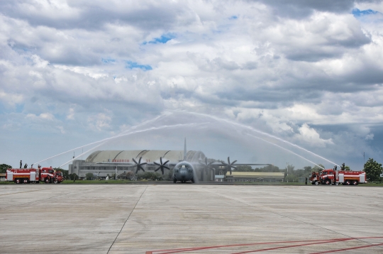 Momen Super Hercules C-130J yang Dibeli TNI AU Mendarat di Halim Perdanakusuma