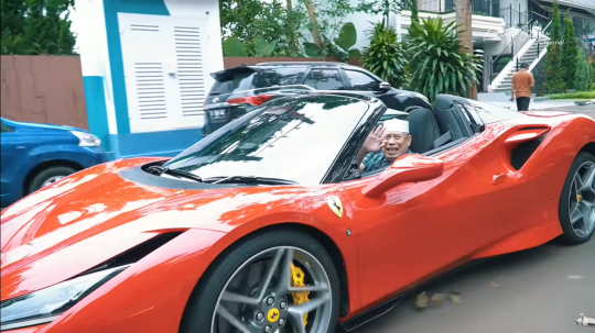 Haji Muhidin Pemain Tukang Bubur Naik Haji Naik Ferrari Raffi Ahmad, Girang Banget