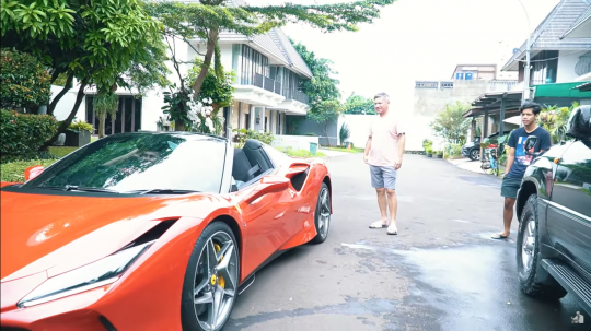 Haji Muhidin Pemain Tukang Bubur Naik Haji Naik Ferrari Raffi Ahmad, Girang Banget