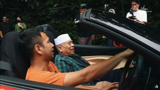 Haji Muhidin Pemain Tukang Bubur Naik Haji Naik Ferrari Raffi Ahmad, Girang Banget