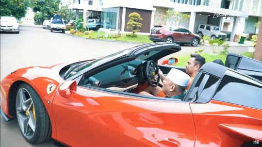 Haji Muhidin Pemain Tukang Bubur Naik Haji Naik Ferrari Raffi Ahmad, Girang Banget