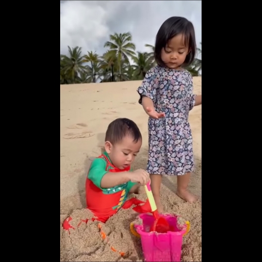 6 Momen Rayyanza & Aruni Main Pasir di Pantai, Netizen 'Mirip Banget Kayak Kembar'