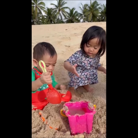 6 Momen Rayyanza & Aruni Main Pasir di Pantai, Netizen 'Mirip Banget Kayak Kembar'