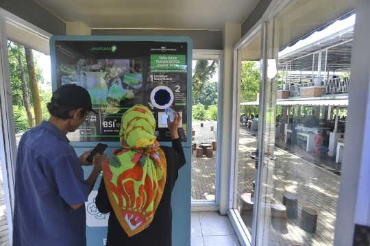 Penukaran Sampah Botol Plastik dengan Saldo Rekening Bank