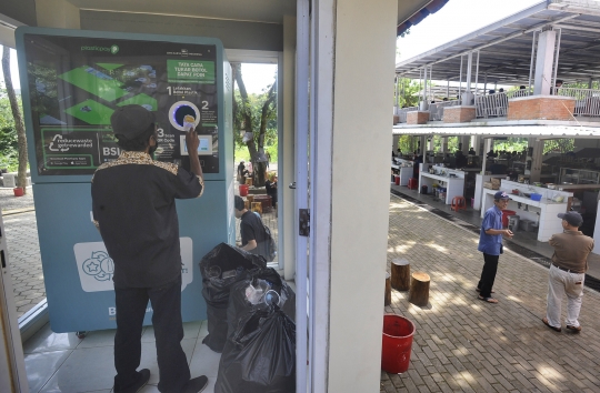 Penukaran Sampah Botol Plastik dengan Saldo Rekening Bank