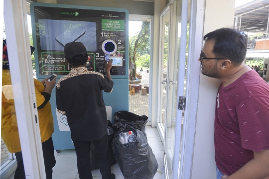 Penukaran Sampah Botol Plastik dengan Saldo Rekening Bank