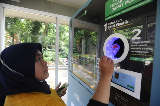 Penukaran Sampah Botol Plastik dengan Saldo Rekening Bank