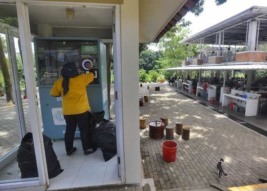 Penukaran Sampah Botol Plastik dengan Saldo Rekening Bank