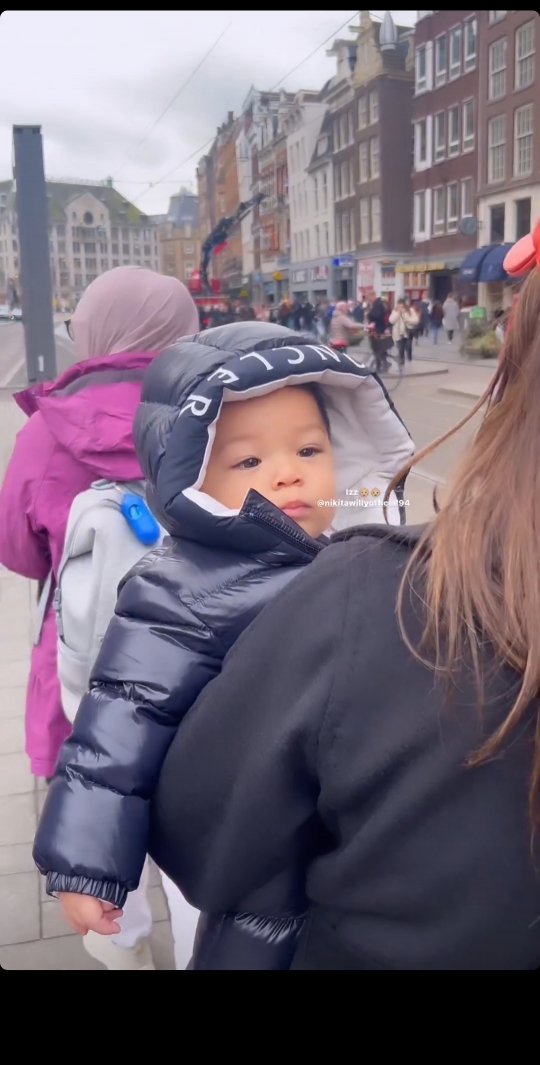 Momen Keseruan Nikita Willy Jalan-jalan di Belanda, Potret Lucu Baby Izz Bikin Salfok