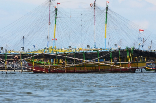 Tak Melaut karena Gelombang Tinggi, Nelayan Kalibaru Sibuk Perbaiki Kapal