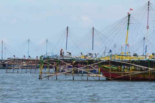Tak Melaut karena Gelombang Tinggi, Nelayan Kalibaru Sibuk Perbaiki Kapal