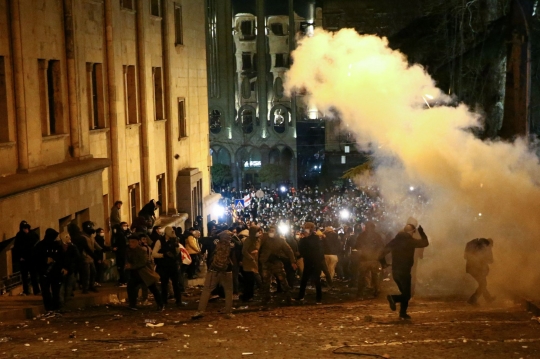 Malam Mencekam di Georgia, Massa Protes Agen Asing Besar-Besaran Berujung Rusuh