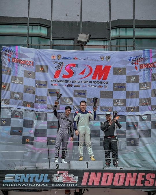 Keren! 6 Momen Teuku Ryan saat Ikut Ajang Balap Mobil di Sirkuit Sentul, Raih Juara 2