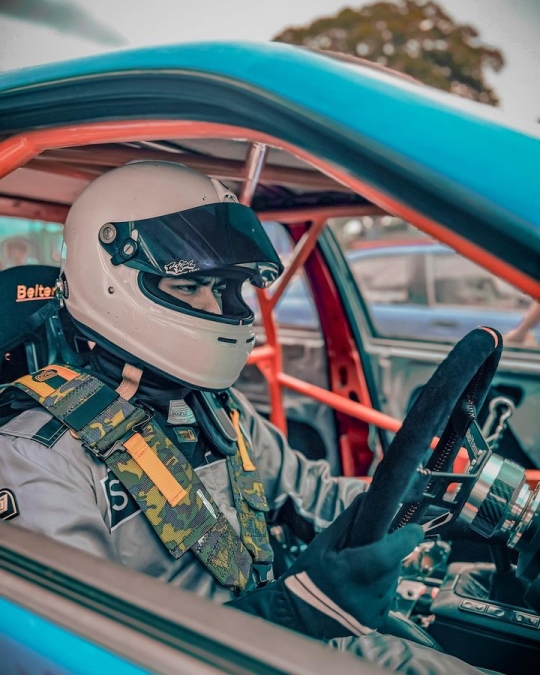 Keren! 6 Momen Teuku Ryan saat Ikut Ajang Balap Mobil di Sirkuit Sentul, Raih Juara 2