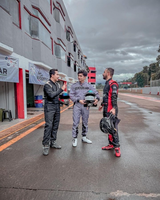 Keren! 6 Momen Teuku Ryan saat Ikut Ajang Balap Mobil di Sirkuit Sentul, Raih Juara 2