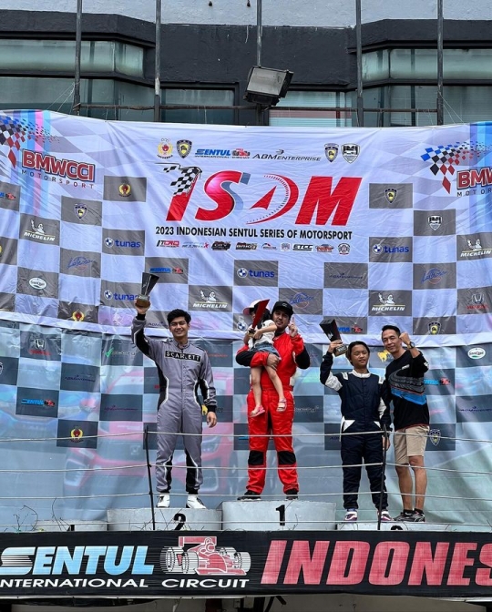 Keren! 6 Momen Teuku Ryan saat Ikut Ajang Balap Mobil di Sirkuit Sentul, Raih Juara 2