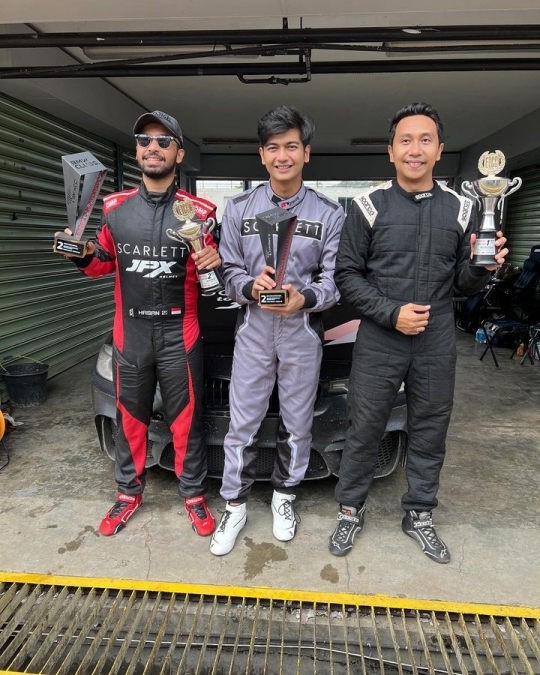 Keren! 6 Momen Teuku Ryan saat Ikut Ajang Balap Mobil di Sirkuit Sentul, Raih Juara 2