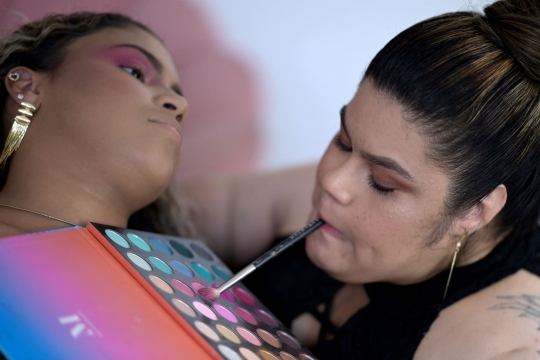 Terlahir Arthrogryposis, Wanita Brasil Sukses Jadi Makeup Artist Menggunakan Bibir