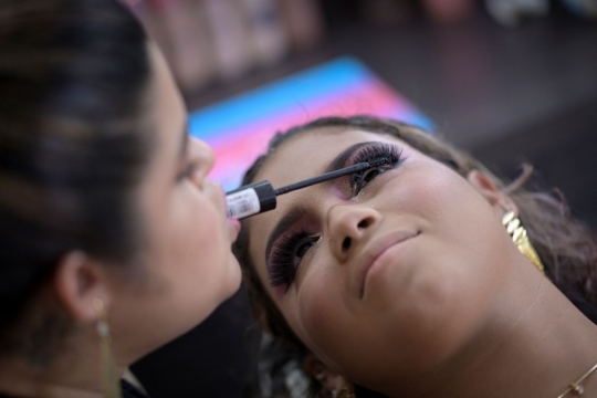 Terlahir Arthrogryposis, Wanita Brasil Sukses Jadi Makeup Artist Menggunakan Bibir