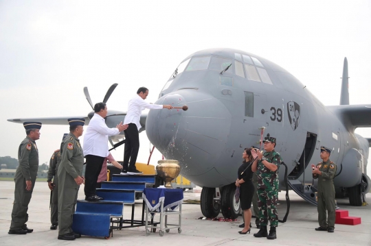 Keakraban Presiden Jokowi dan Menhan Prabowo Jajal Super Hercules C-130J