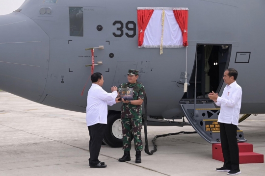 Keakraban Presiden Jokowi dan Menhan Prabowo Jajal Super Hercules C-130J
