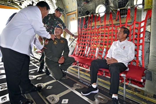 Keakraban Presiden Jokowi dan Menhan Prabowo Jajal Super Hercules C-130J