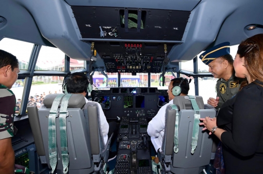 Keakraban Presiden Jokowi dan Menhan Prabowo Jajal Super Hercules C-130J