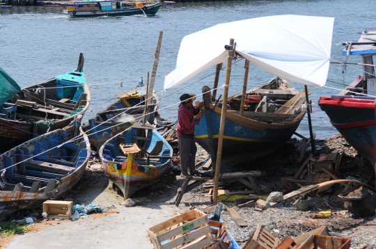 Geliat Perbaikan Kapal Nelayan Tradisional di Ibu Kota