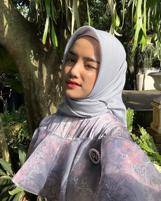 6 Potret Cantik Fuji Tampil Mengenakan Hijab, Thariq Sampai Komentar Begini