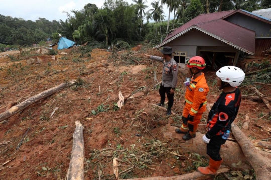 Tim SAR Terus Berjuang Temukan Korban Longsor yang Hilang di Natuna