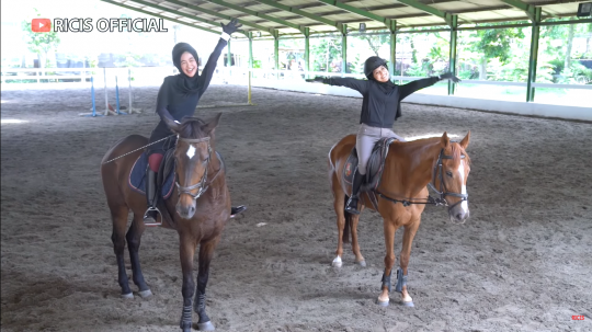 Deretan Foto Lesti Kejora dan Ria Ricis Ternyata Sama-sama Jago Olahraga Berkuda