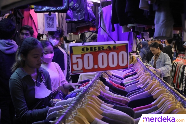 Calon pembeli memilih pakaian impor bekas di Pasar Senen, Jakarta, Kamis (9/3/2023). Menteri Perdagangan Zulkifli Hasan mengatakan pemerintah tidak melarang bisnis baju bekas, tetapi produk impor baju bekas yang jadi bisnis thrifting. 