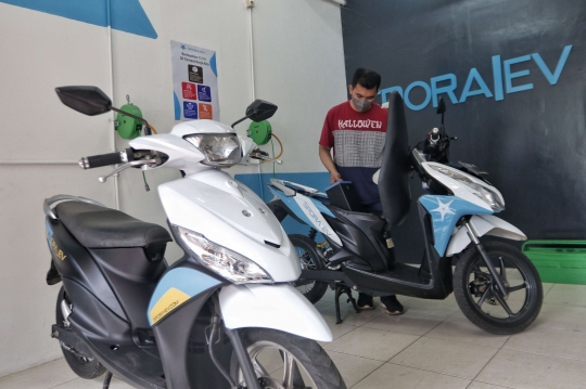 Pemerintah Subsidi Konversi Motor Bensin ke Listrik Rp7 juta