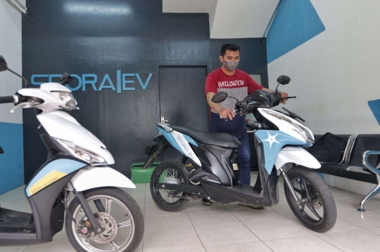 Pemerintah Subsidi Konversi Motor Bensin ke Listrik Rp7 juta