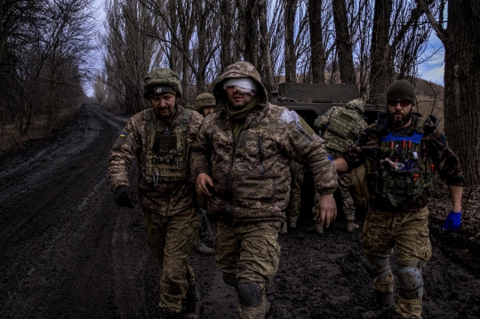 Gerilya Tentara Ukraina di Garis Depan Hadapi Invasi Rusia