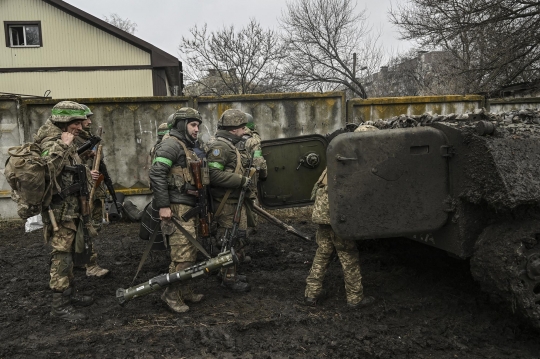 Gerilya Tentara Ukraina di Garis Depan Hadapi Invasi Rusia