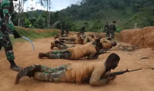 Sangar, Prajurit TNI AD lagi Bertempur di Hutan Tidak Lupa Salat