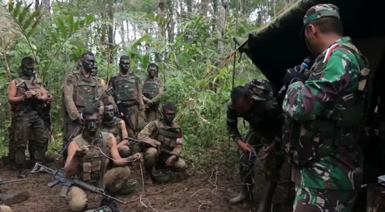 Sangar, Prajurit TNI AD lagi Bertempur di Hutan Tidak Lupa Salat