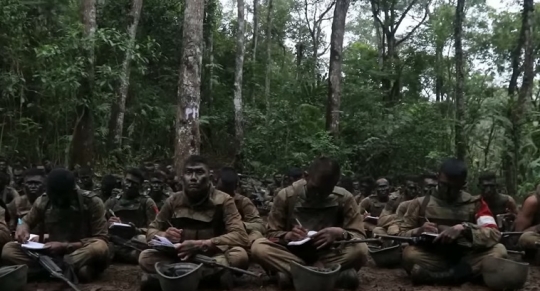 Sangar, Prajurit TNI AD lagi Bertempur di Hutan Tidak Lupa Salat