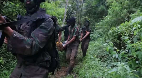 Sangar, Prajurit TNI AD lagi Bertempur di Hutan Tidak Lupa Salat