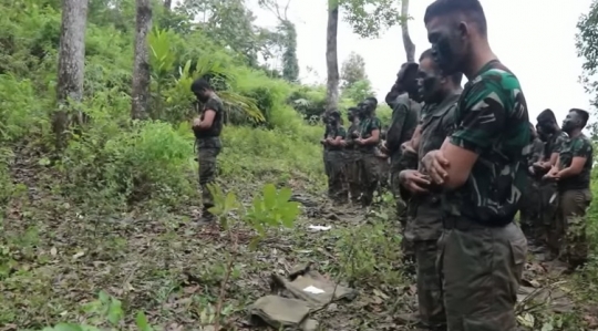 Sangar, Prajurit TNI AD lagi Bertempur di Hutan Tidak Lupa Salat