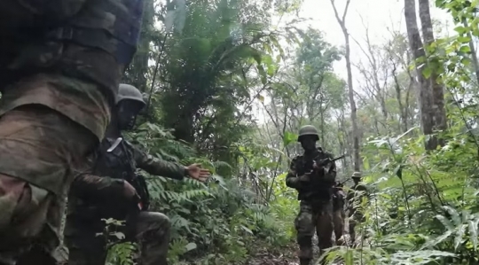 Sangar, Prajurit TNI AD lagi Bertempur di Hutan Tidak Lupa Salat