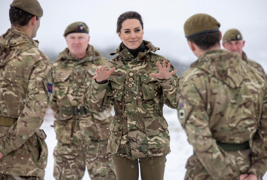 Gaya Kate Middleton Berseragam Militer, Ikut Latihan Penanganan Medis di Medan Perang