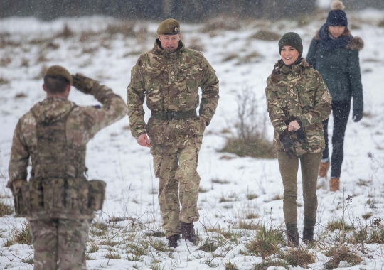 Gaya Kate Middleton Berseragam Militer, Ikut Latihan Penanganan Medis di Medan Perang