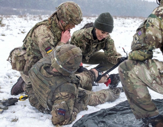 Gaya Kate Middleton Berseragam Militer, Ikut Latihan Penanganan Medis di Medan Perang